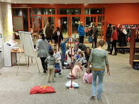 Archiv - Die Kindergärtner und 1. KlässlerInnen versammelten sich in der Eingangshalle.